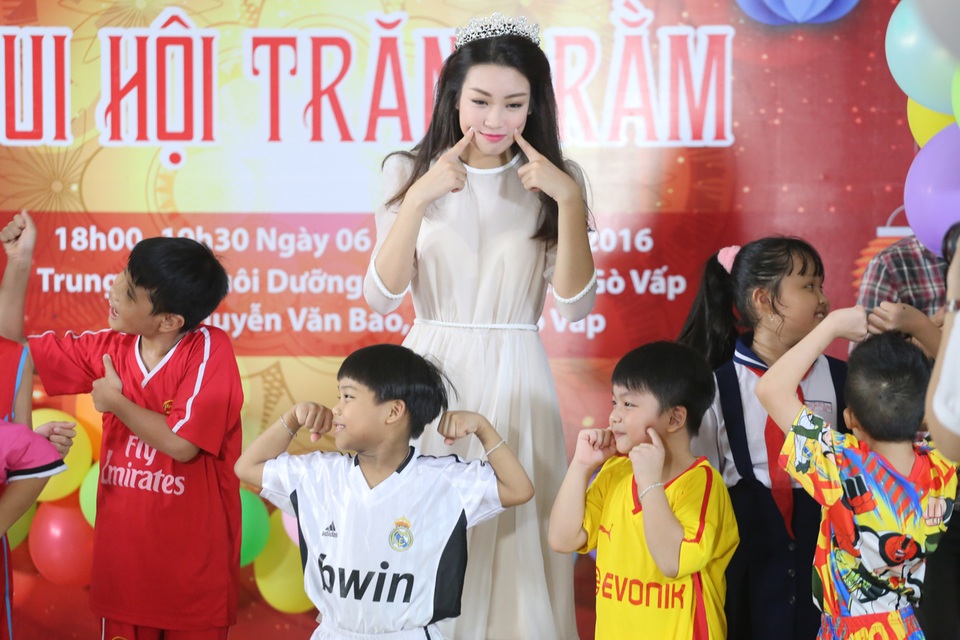 Hoa hậu Mỹ Linh, Á hậu Thuỳ Dung hoá chị Hằng “vui hội trăng rằm” - 5