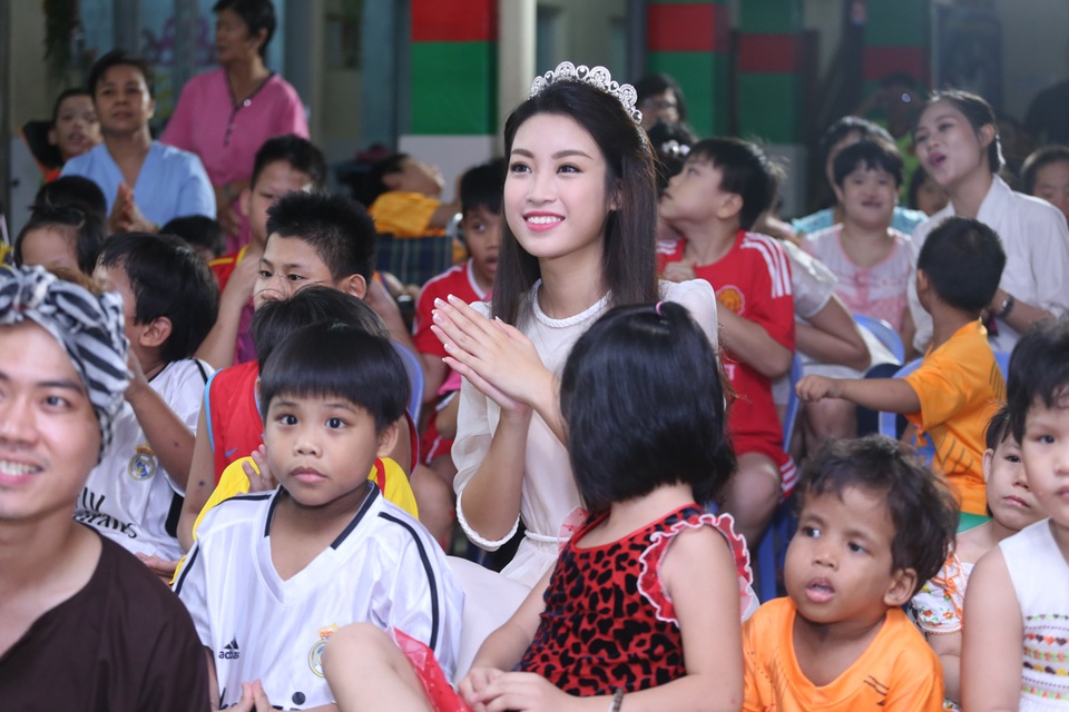 Hai cô gái nhanh chóng tham gia các hoạt động vui chơi với các bé.