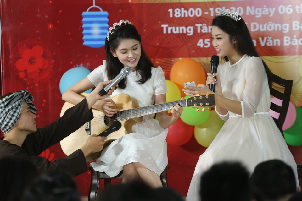 Đặc biệt, cả hai người đẹp dành tặng cho các bé tiết mục biểu diễn “Chiếc đèn ông sao”. Thùy Dung thể hiện tài năng đánh đàn guitar khi đệm đàn cho Mỹ Linh khoe giọng hát.