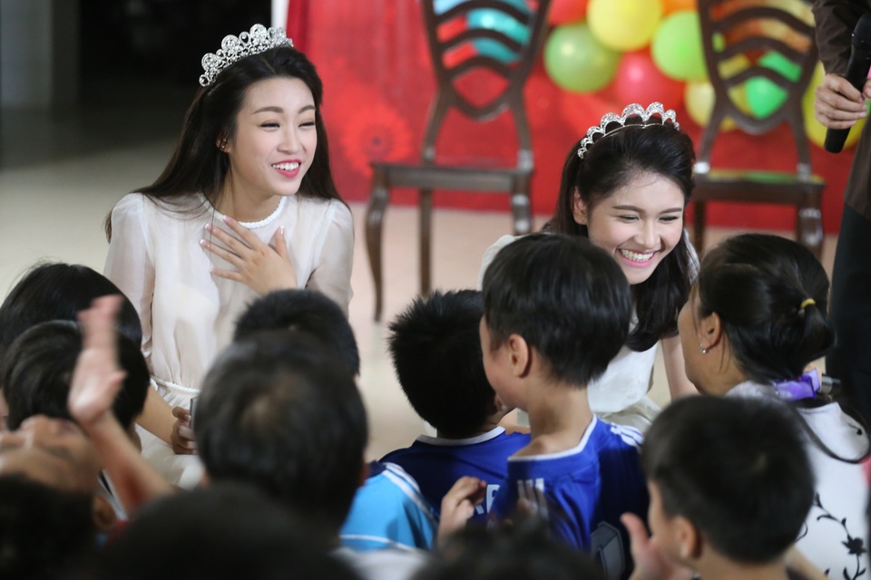 Những chiếc bánh trung thu, những chiếc lồng đèn ông sao… tất cả đều mang đến không khí trung thu vui vẻ và nhộn nhịp. 