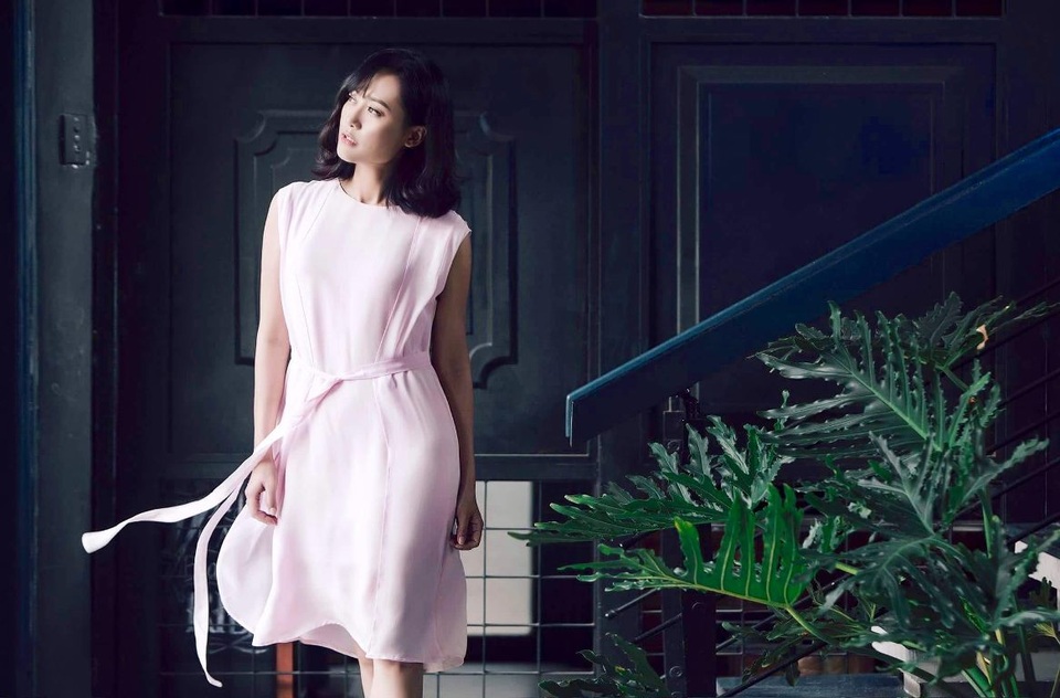 Hồng Ánh khoe nét thanh xuân với chiếc váy tông pastel nhẹ nhàng và trong veo như hình ảnh mà cô đã xây dựng trong suốt quá trình hoạt động nghệ thuật của mình.