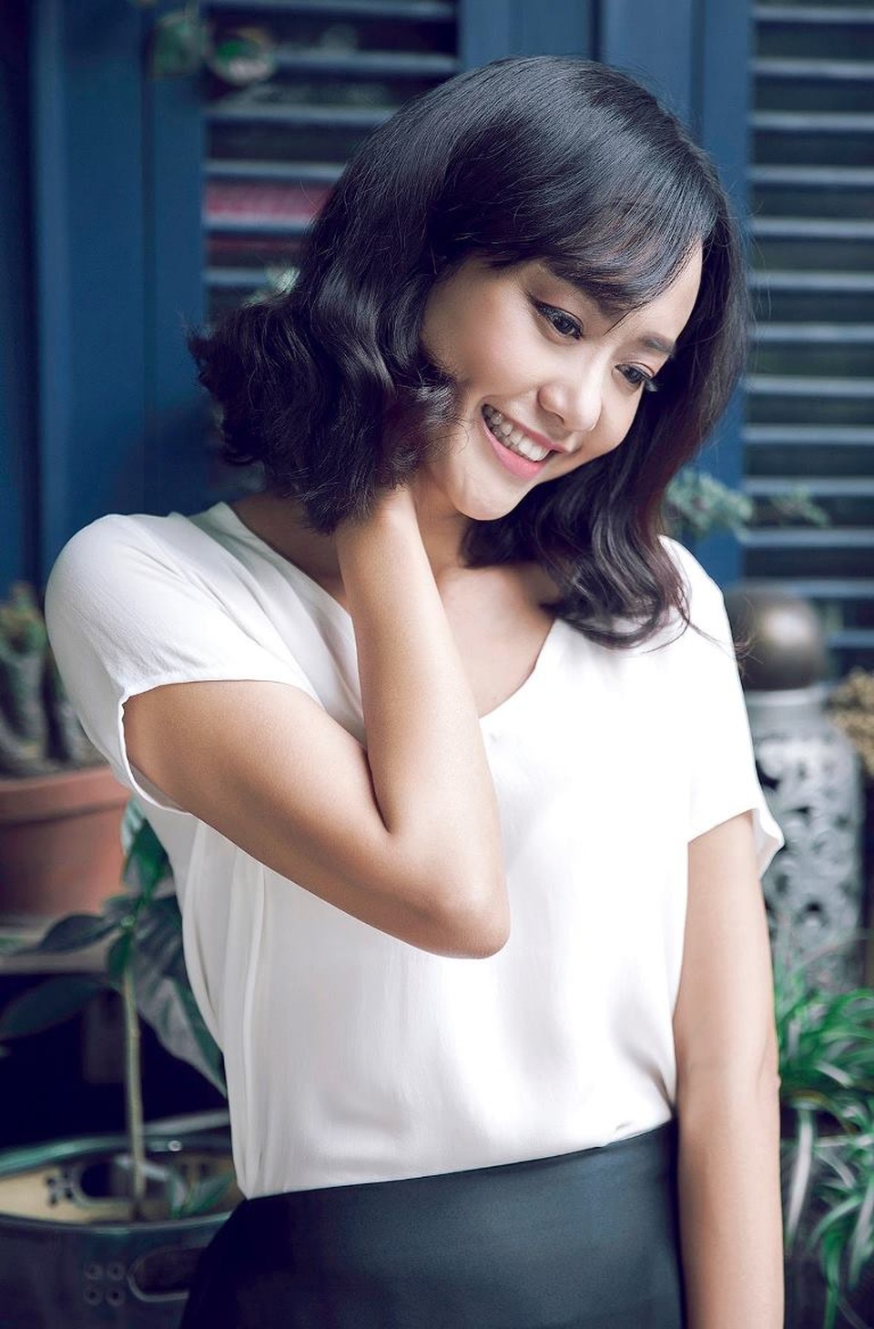 Trong một thiết kế đơn giản khác với hai tông trắng – đen quen thuộc, nữ diễn viên mang đến nguồn năng lượng tràn đầy. Khó lòng mà tin được hiện cô đã bước vào tuổi 40.