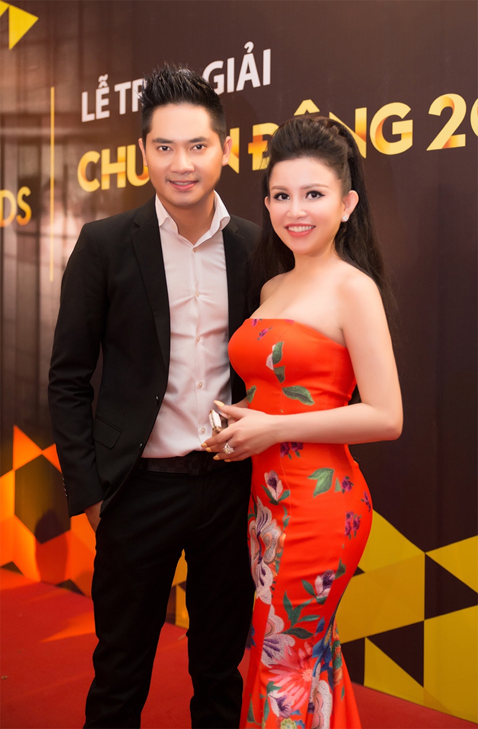Janny Thủy Trần khoe sắc trên thảm đỏ VTV Awards 2016 - 5 Diễn viên Minh Luân điển trai bên doanh nhân Janny Thủy Trần