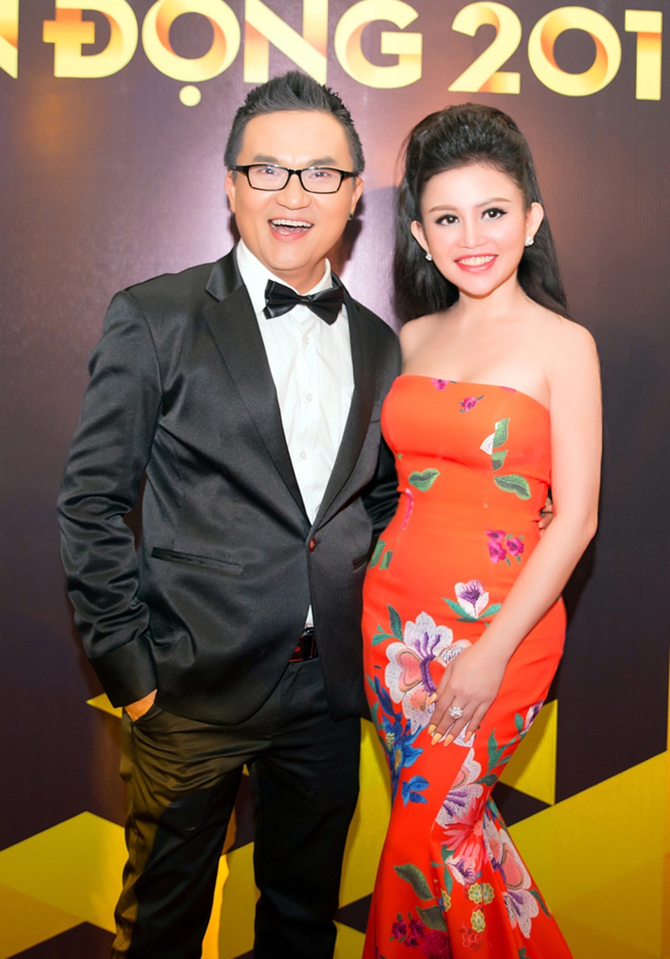 Janny Thủy Trần khoe sắc trên thảm đỏ VTV Awards 2016 - 3 Doanh nhân Janny Thủy Trần rạng rỡ bên MC Đại Nghĩa