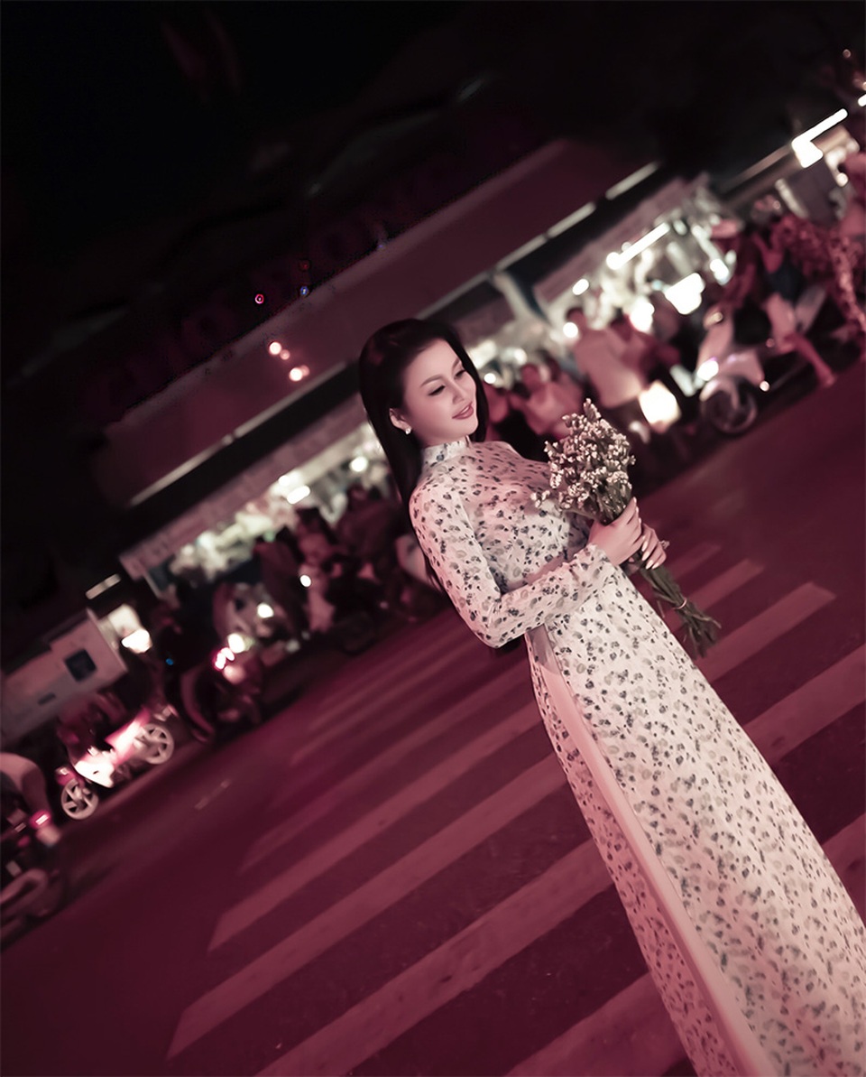 Say đắm với bộ ảnh độc đáo của Janny Thủy Trần ở Cố đô Huế - 2 Janny Thủy Trần đẹp dịu dàng với áo dài giữa Huế mộng mơ