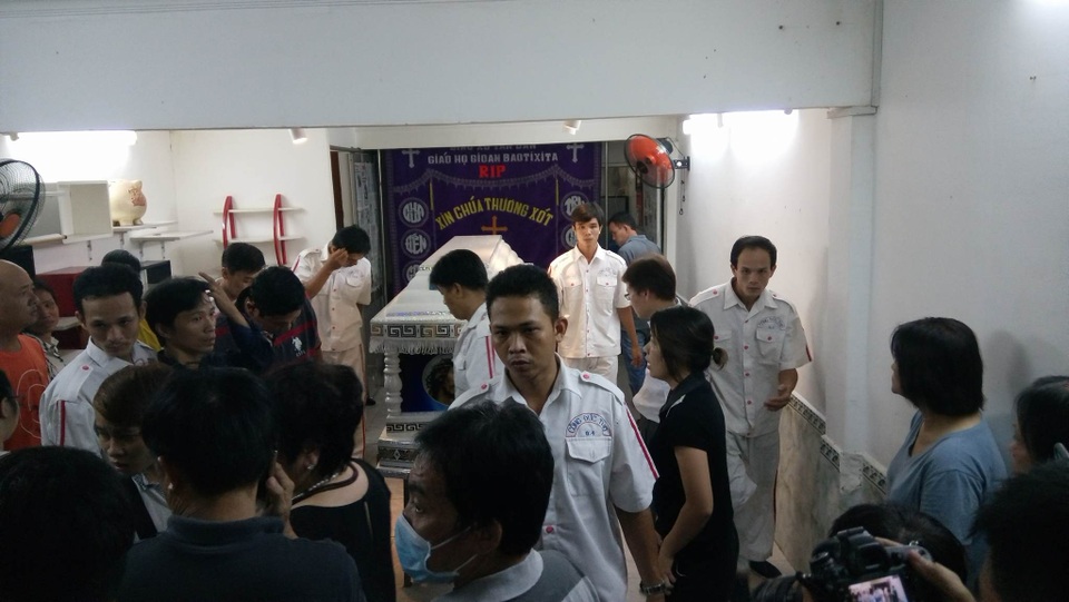 Linh cữu ca sĩ Minh Thuận đã được đưa từ bệnh viện về nhà riêng - 7 Linh cữu ca sĩ Minh Thuận đã được đưa từ bệnh viện về nhà riêng - 7