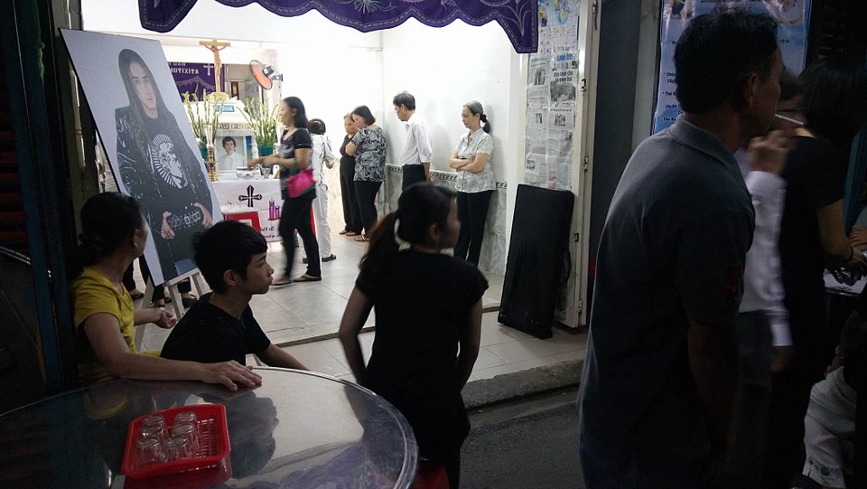 Linh cữu ca sĩ Minh Thuận đã được đưa từ bệnh viện về nhà riêng - 10 Người dân xung quanh đến rất đông. Hàng xóm cho biết anh là người hiền lành, vui vẻ mà lại ra đi quá sớm khiến ai cũng thương xót.