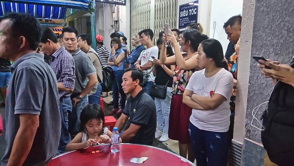 Linh cữu ca sĩ Minh Thuận đã được đưa từ bệnh viện về nhà riêng - 11 Linh cữu ca sĩ Minh Thuận đã được đưa từ bệnh viện về nhà riêng - 11