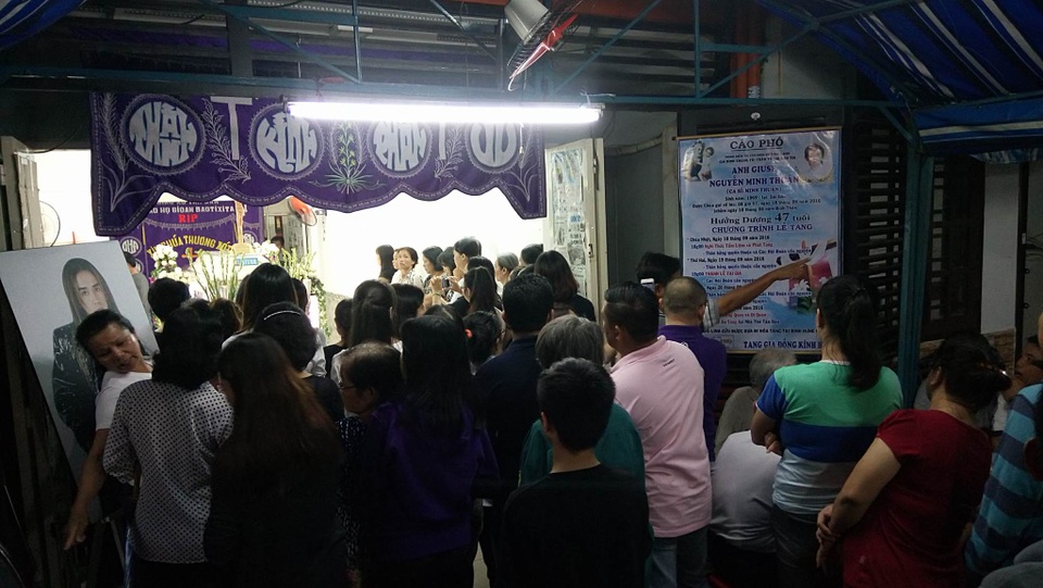 Linh cữu ca sĩ Minh Thuận đã được đưa từ bệnh viện về nhà riêng - 12 Linh cữu ca sĩ Minh Thuận đã được đưa từ bệnh viện về nhà riêng - 12