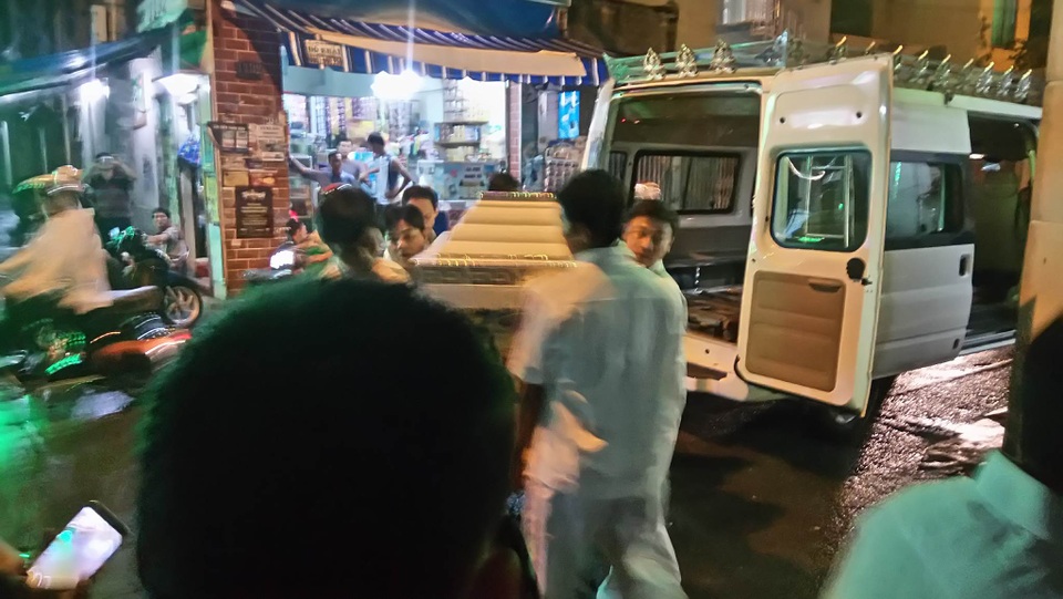Linh cữu ca sĩ Minh Thuận đã được đưa từ bệnh viện về nhà riêng - 5 Linh cữu ca sĩ Minh Thuận đã được đưa từ bệnh viện về nhà riêng - 5