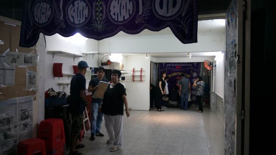 Linh cữu ca sĩ Minh Thuận đã được đưa từ bệnh viện về nhà riêng - 1 Hình ảnh gia đình chuẩn bị cho tang lễ tại nhà riêng của ca sĩ Minh Thuận