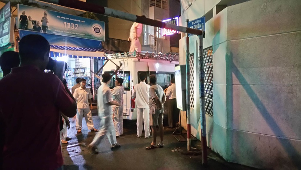 Linh cữu ca sĩ Minh Thuận đã được đưa từ bệnh viện về nhà riêng - 3 Linh cữu ca sĩ Minh Thuận đã được đưa từ bệnh viện về nhà riêng - 3