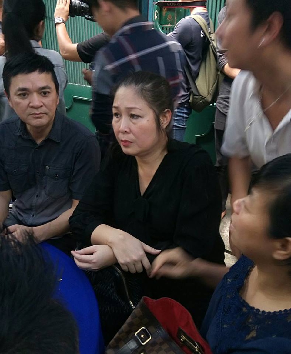 Nghệ sĩ xót xa khi tới viếng ca sĩ Minh Thuận - 17 NSND Hồng Vân