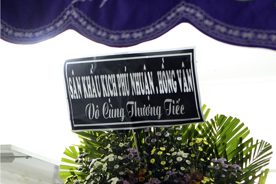 Nghệ sĩ Việt khóc nghẹn khi đến viếng ca sĩ Minh Thuận lúc tối muộn - 12 Sân khấu kịch Phú Nhuận là nơi ca sĩ Minh Thuận gắn bó trong suốt thời gian anh tham gia kịch nói...
