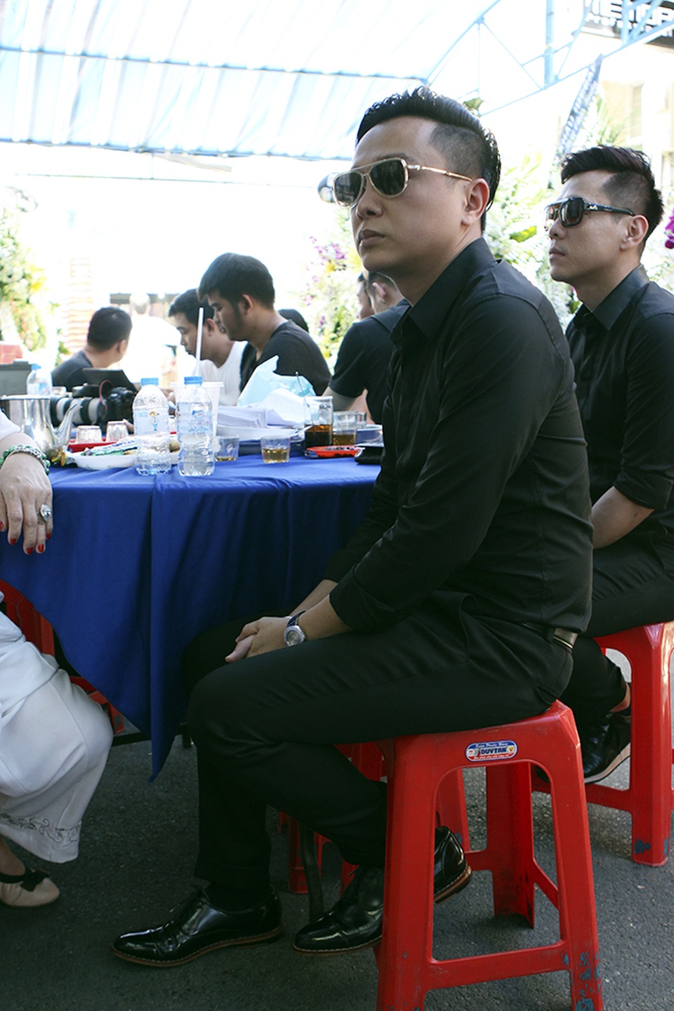 Nghệ sĩ xót xa khi tới viếng ca sĩ Minh Thuận - 7 Nhà thiết kế Công Trí cũng từng biết ca sĩ Minh Thuận từ những ngày đầu gia nhập làng thời trang