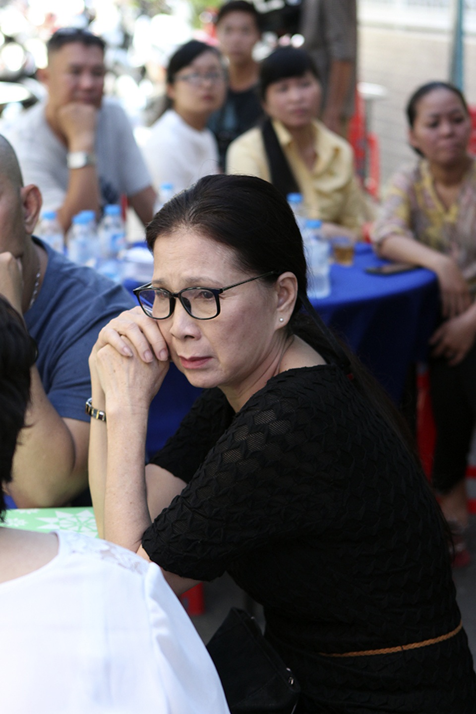 Nghệ sĩ xót xa khi tới viếng ca sĩ Minh Thuận - 6 NSƯT Kim Xuân rất đau lòng trước mất mát này, cô ngồi bần thần không nói nên lời