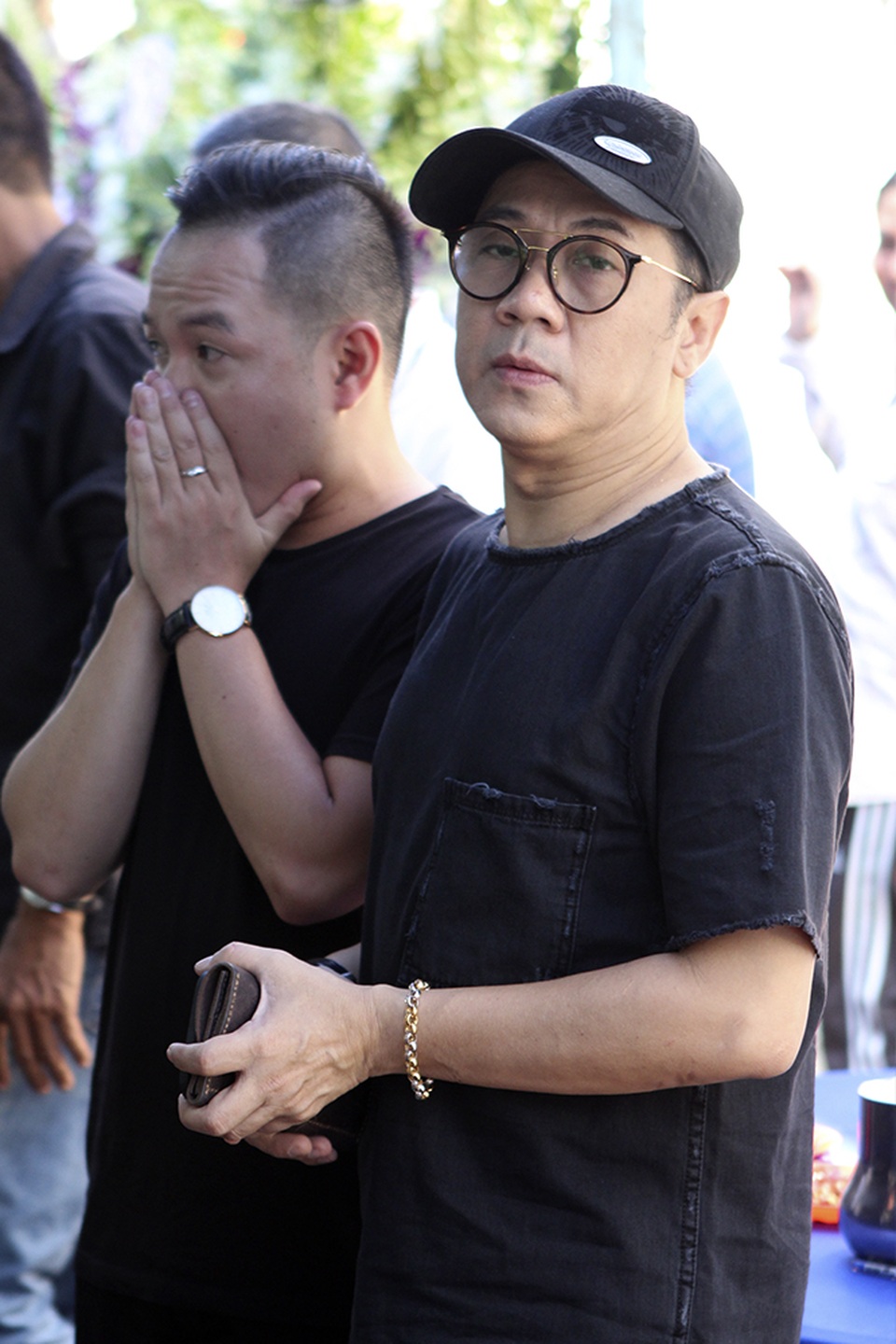 Nghệ sĩ xót xa khi tới viếng ca sĩ Minh Thuận - 19 NSƯT Thành Lộc rất buồn bã khi đứng trước linh cữu của nam ca sĩ