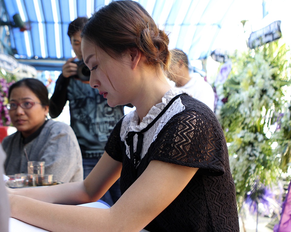 Nghệ sĩ xót xa khi tới viếng ca sĩ Minh Thuận - 12 Diễn viên Lan Phương có mặt rất lâu tại đám tang, cô cứ khóc nghẹn khi nói về Minh Thuận