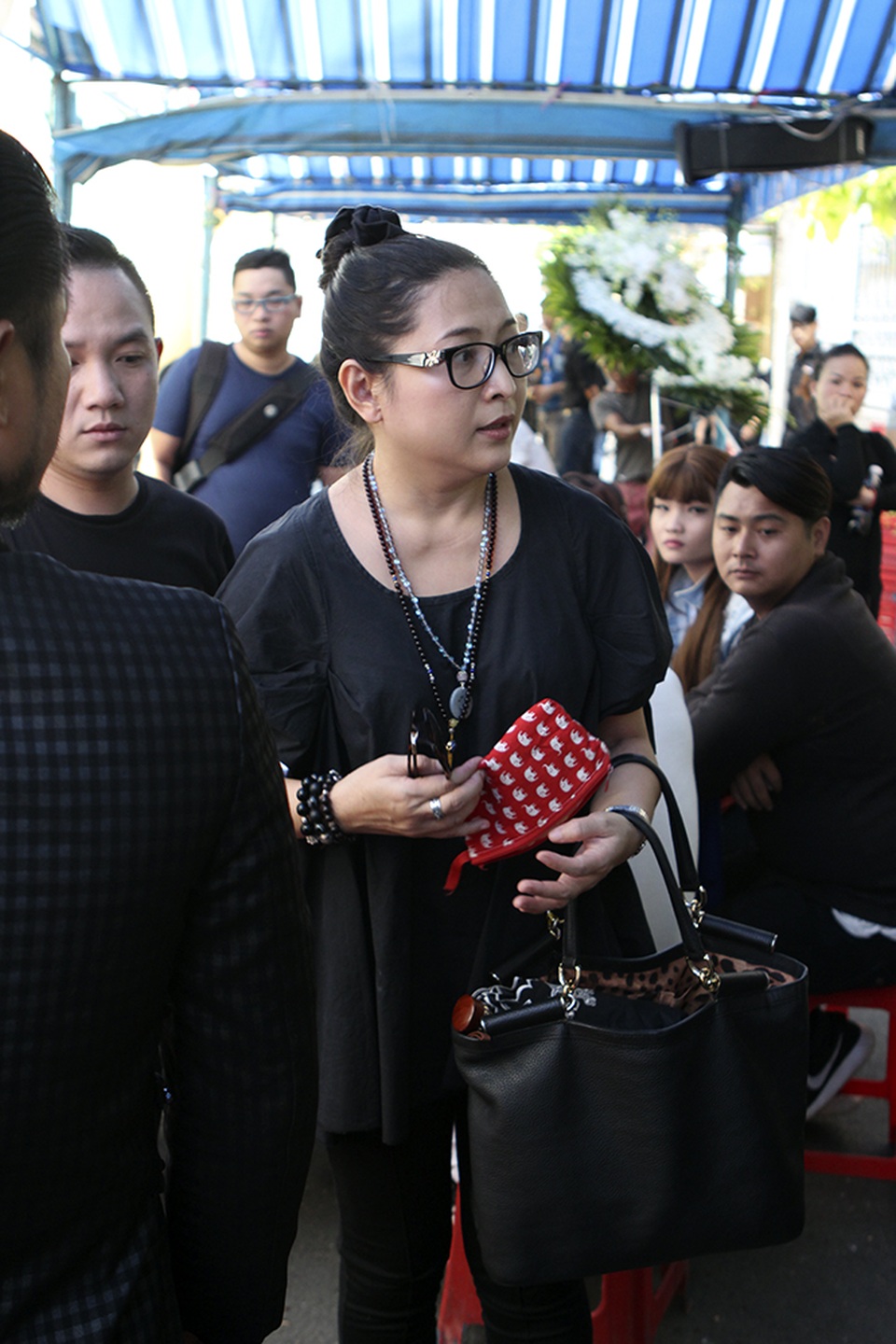 Nghệ sĩ xót xa khi tới viếng ca sĩ Minh Thuận - 20 MC Quỳnh Hương