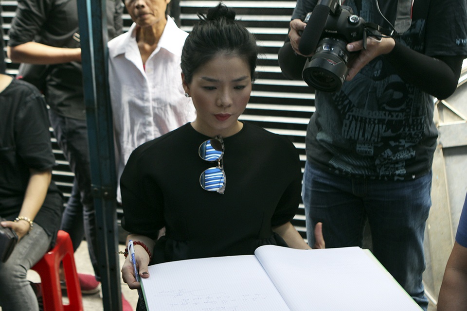 Nghệ sĩ xót xa khi tới viếng ca sĩ Minh Thuận - 2 Nghệ sĩ xót xa khi tới viếng ca sĩ Minh Thuận - 2