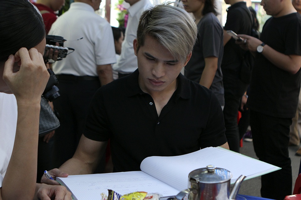 Nghệ sĩ xót xa khi tới viếng ca sĩ Minh Thuận - 21 Ca sĩ Quốc Thiên