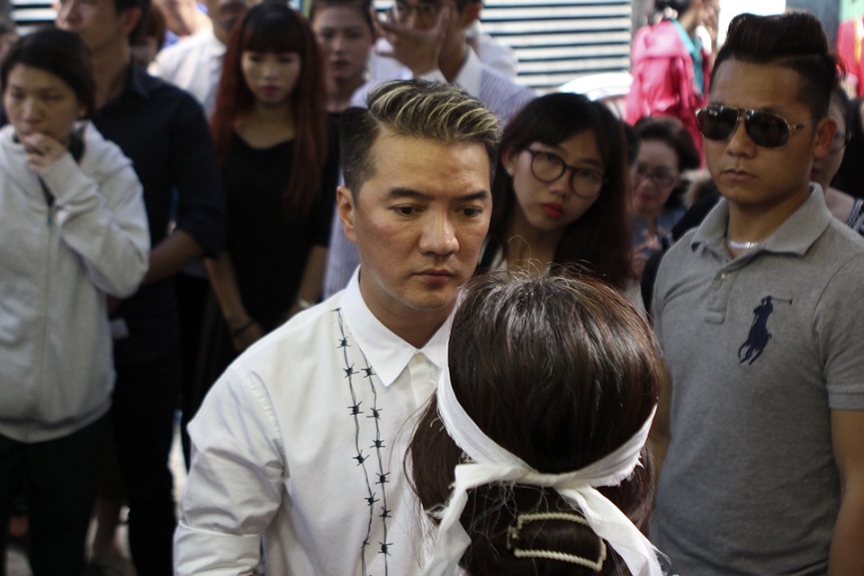 Nghệ sĩ xót xa khi tới viếng ca sĩ Minh Thuận - 5 Đàm Vĩnh Hưng chia sẻ cùng gia đình