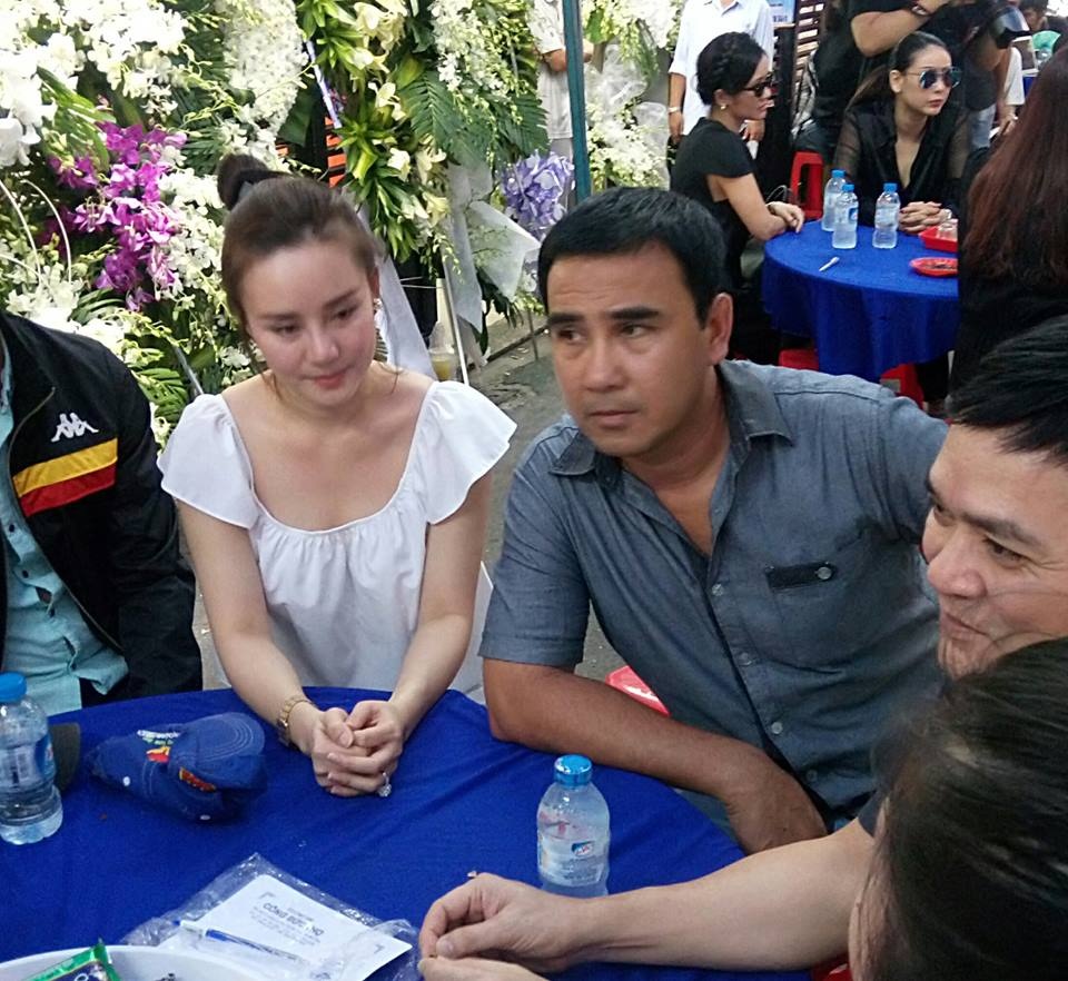 Nghệ sĩ xót xa khi tới viếng ca sĩ Minh Thuận - 13 Ca sĩ Vy Oanh và Quyền Linh