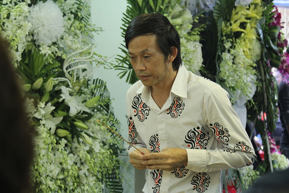 
Danh hài Hoài Linh thành kính khi đến viếng Minh Thuận
