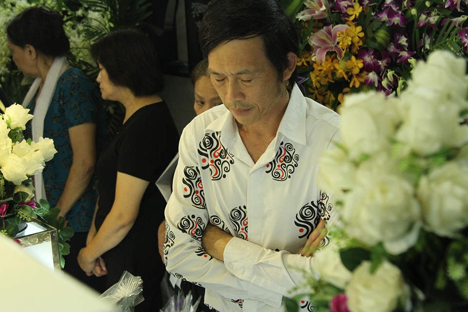 Hoài Linh thành tâm khấn nguyện trước linh cữu nam ca sĩ