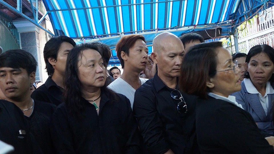 Khi trở về từ Mỹ, ca sĩ Nhật Hào đã ngay lập tức đến thẳng nhà riêng viếng bạn thân, và ở cạnh Minh Thuận những phút giây cuối cùng cho đến khi tiễn anh đi vào sáng nay. Nhật Hào cho biết, anh đã tìm vé máy bay về Việt Nam bằng mọi giá dù trước đó dự định về vào cuối tháng khi hay tin Minh Thuận ngã bệnh.