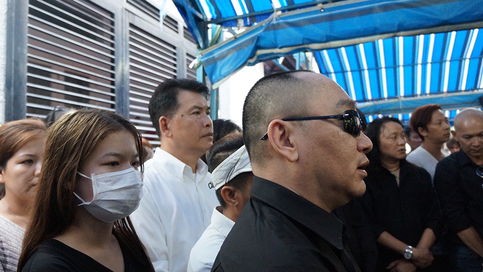 Danh hài Hữu Nghĩa cũng có mặt từ 5h sáng để tiễn đưa Minh Thuận về nơi an nghỉ cuối cùng.