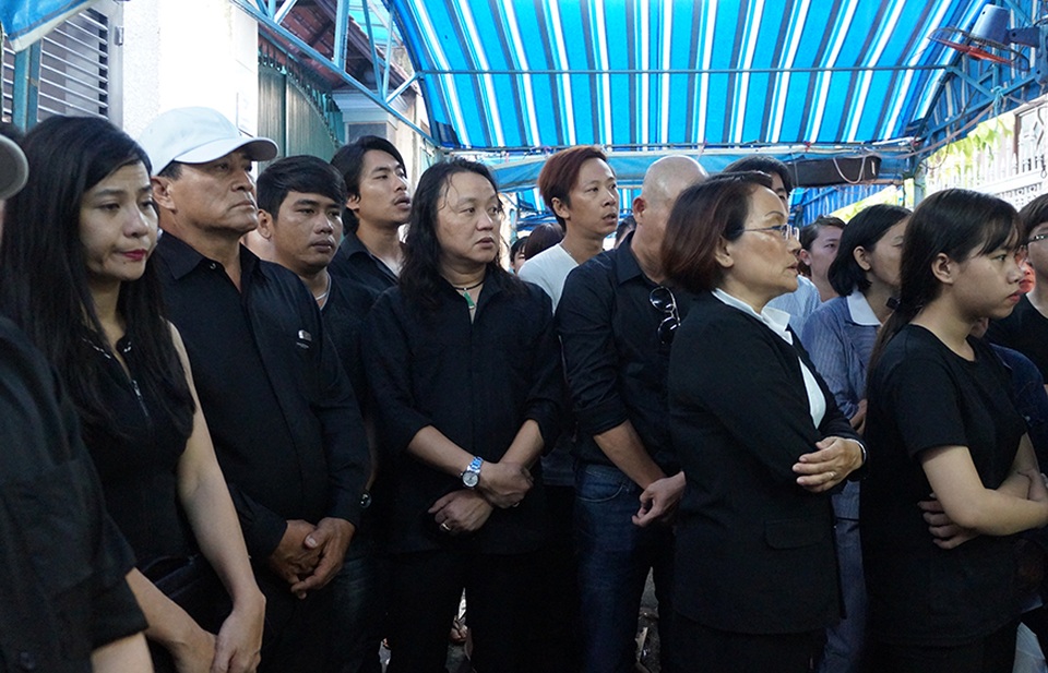 Nhật Hào và Cát Phượng lặng lẽ trước giờ chia biệt người bạn thân thiết của mình.