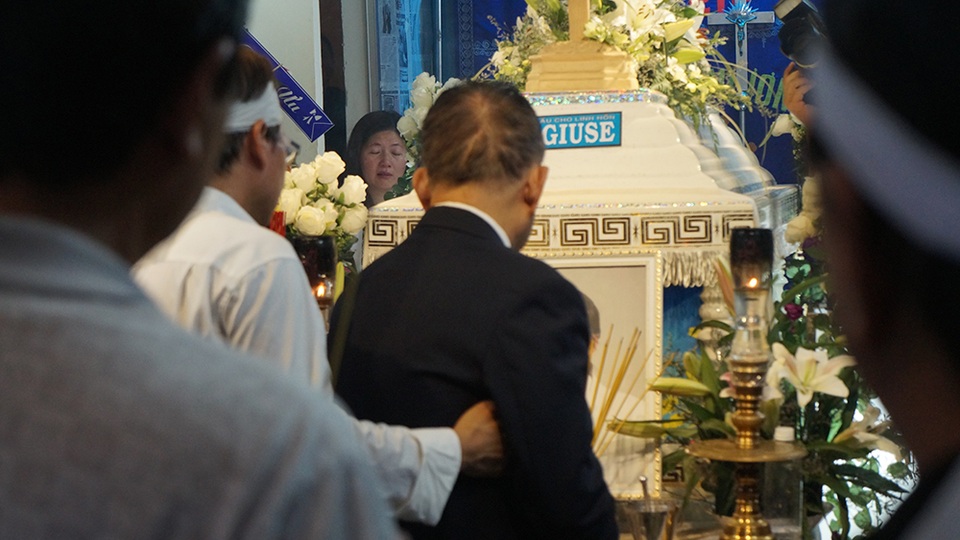 Trước khi diễn ra nghi thức, ông được bước vào chào con trai của mình lần cuối