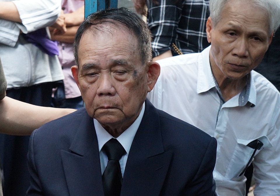 Ba của ca sĩ Minh Thuận ngồi một góc với tâm trạng buồn bã trước giờ làm lễ...