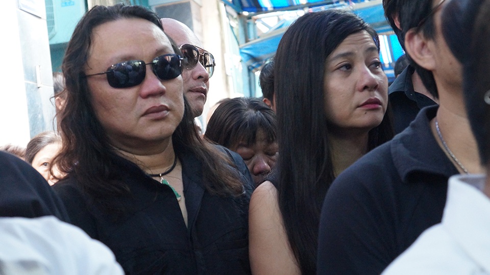 Ca sĩ Nhật Hào cũng đeo kính đen để che đi sự xúc động