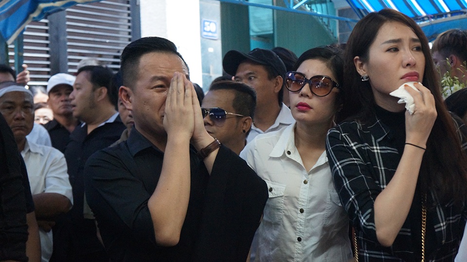 MC Anh Khoa bật khóc khi linh cữu ca sĩ Minh Thuận được mang ra khỏi nhà. Quế Vân cũng không ngăn được xúc động.