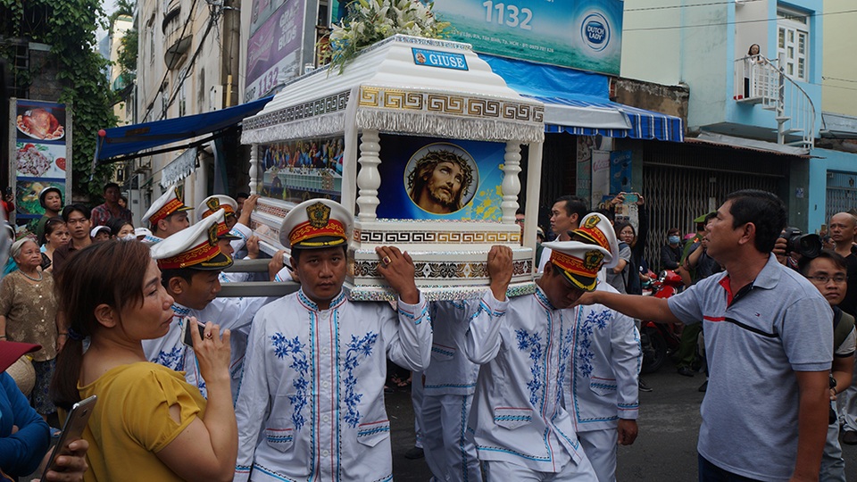 Linh cữu Minh Thuận được mang sang nhà thờ để làm lễ