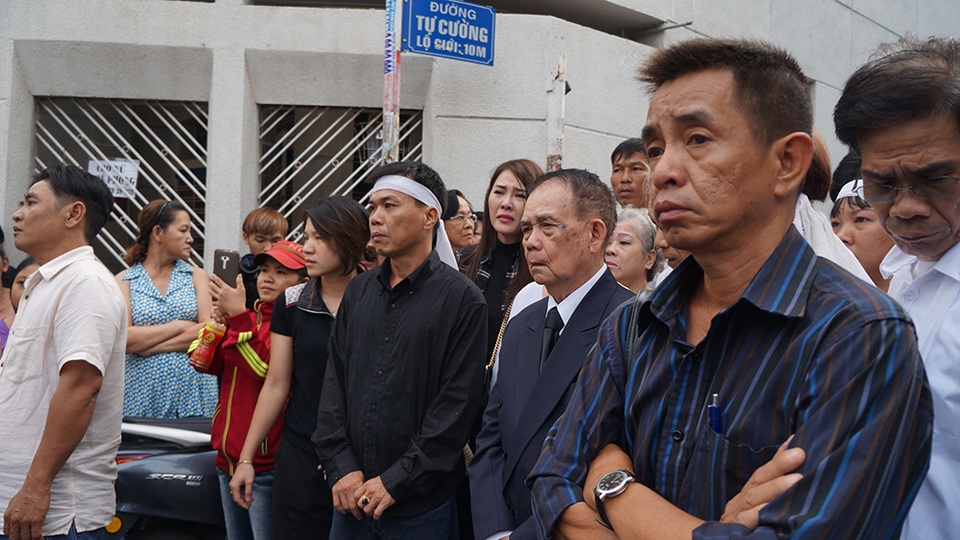 Ba ca sĩ Minh Thuận không thốt nên lời, ánh mắt ông nặng trĩu