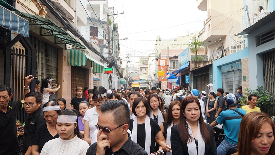 Hàng ngàn người đã tiễn đưa anh về với chúa