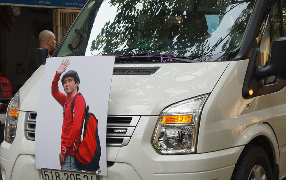 Hình ảnh tươi cười của anh trước xe tang như một cái vẫy tay chào tạm biệt, thật nhẹ nhàng. Từ nay anh không còn phải đau đớn vì bệnh tật. Tất cả đều cầu mong anh ra đi được bình an và thanh thản.