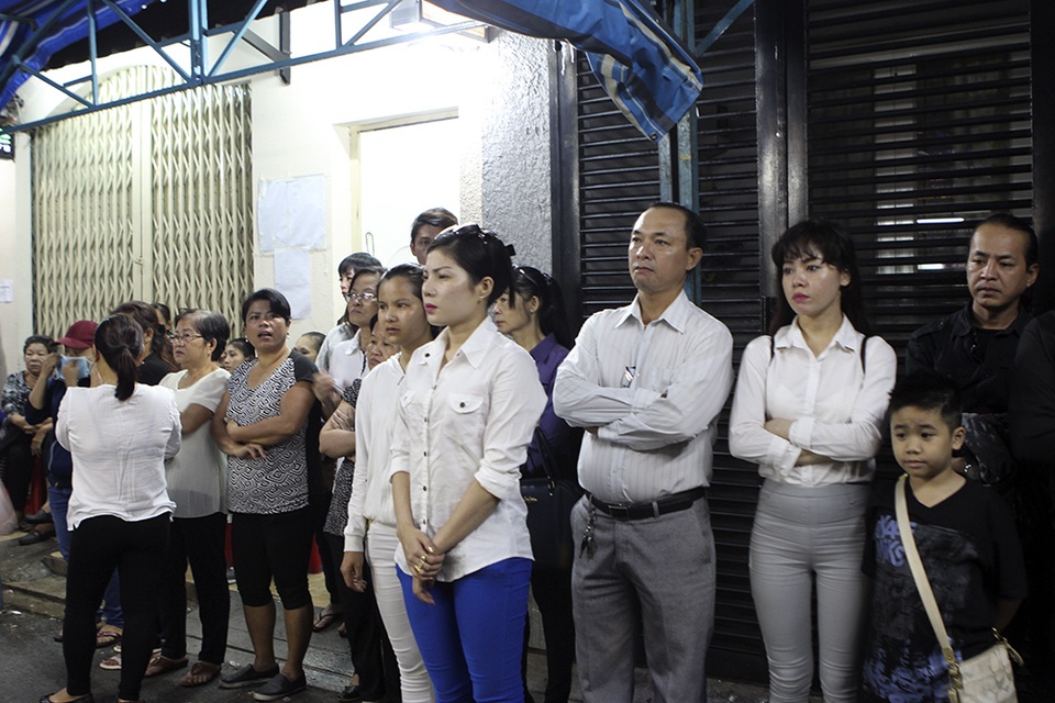 Tiếc thương hình ảnh Minh Thuận vẫy chào khán giả và người thân lần cuối... - 2 Những thành viên trong ca đoàn đã đến từ 5h sáng để đọc kinh cho anh.