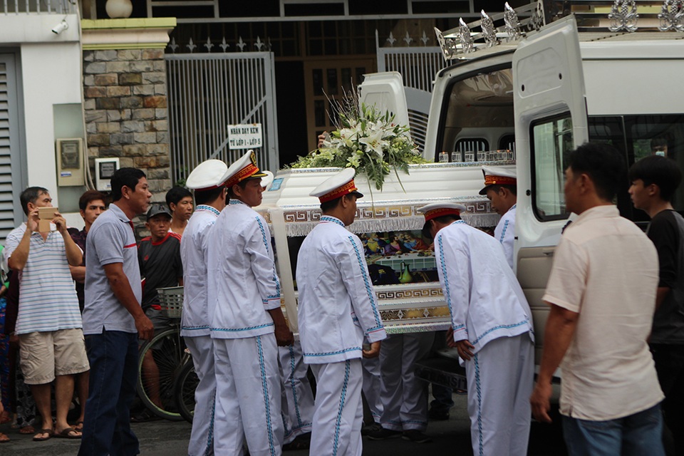 Linh cữu nam ca sĩ Minh Thuận được mang đến nhà thờ Tân Dân để được làm phép thánh