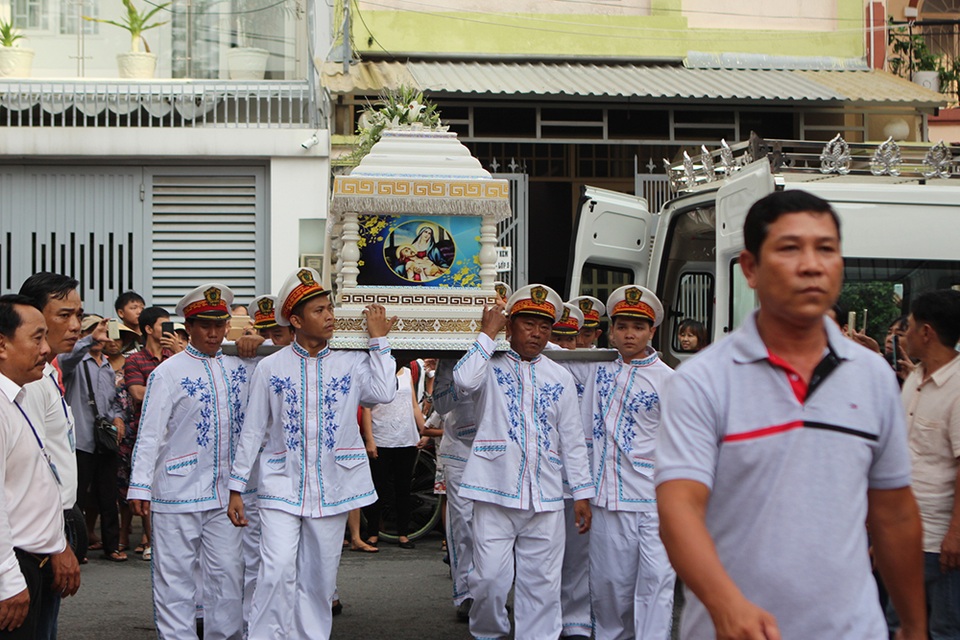 Linh cữu được đặt lên xe tang