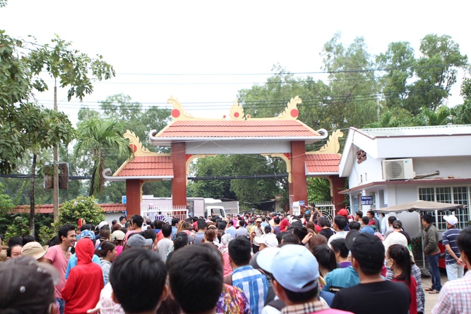 Nhật Hào và đồng nghiệp khóc nức nở khi vĩnh biệt Minh Thuận - 1 Từ sớm, hàng trăm người dân đã tụ tập rất đông tại lối ra vào để chờ gia đình và chuyến xe chở linh cữu của nam ca sĩ.