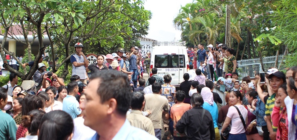 Nhật Hào và đồng nghiệp khóc nức nở khi vĩnh biệt Minh Thuận - 3 Nhật Hào và đồng nghiệp khóc nức nở khi vĩnh biệt Minh Thuận - 3