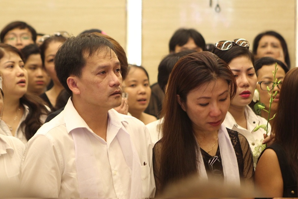 Nhật Hào và đồng nghiệp khóc nức nở khi vĩnh biệt Minh Thuận - 16 Nhật Hào và đồng nghiệp khóc nức nở khi vĩnh biệt Minh Thuận - 16