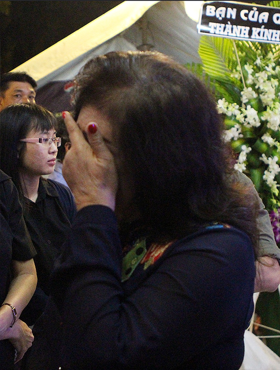 NSND Bạch Tuyết, Lệ Thủy viếng NSND Thanh Tòng trong đêm - 11 NSND Lệ Thủy cũng đến viếng NSND Thanh Tòng ngay trong đêm, bà thẫn thờ trước sự ra đi bất ngờ của người anh, người đồng nghiệp đáng kính của mình.