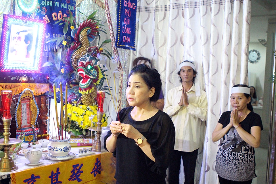 NSND Bạch Tuyết, Lệ Thủy viếng NSND Thanh Tòng trong đêm - 14 Nghệ sĩ Phượng Loan cũng đến viếng ngay trong đêm