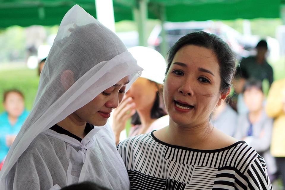 Nghệ sĩ đến viếng NSND Thanh Tòng từ sáng sớm đến tận đêm khuya - 6 Trong suốt đám tang của cố nghệ sĩ Thanh Tòng, nghệ sĩ Quế Trân luôn khóc mỗi khi nhắc đến cha