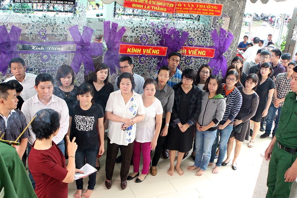 Nghệ sĩ đến viếng NSND Thanh Tòng từ sáng sớm đến tận đêm khuya - 19 Không chỉ các nghệ sĩ đến viếng NSND Thanh Tòng mà có rất nhiều khán giả mộ điệu cũng đến thắp nén hương tiễn biệt ông. Đây cũng là một điều đáng quý mà không phải ai cũng nhận được.